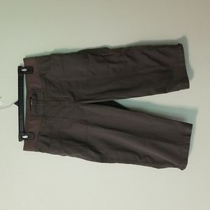 Lee relaxed fit capris in medium size 6